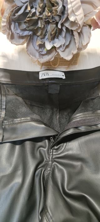Pantalon polipiel Zara 