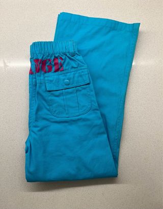 Pantaloni azzurri bambina con fiore rosa