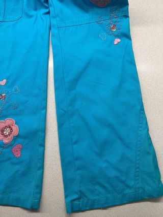 Pantaloni azzurri bambina con fiore rosa