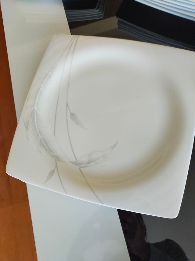 Vajilla 18 platos más ensaladera y cuencos