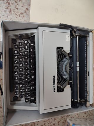Máquina de escribir olivetti Dora