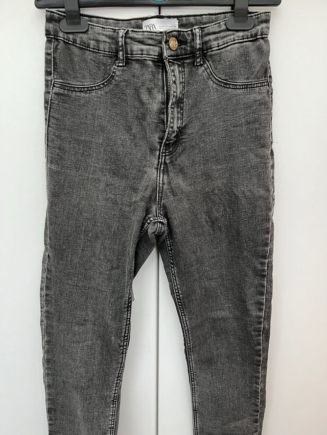 Pantalón vaquero gris