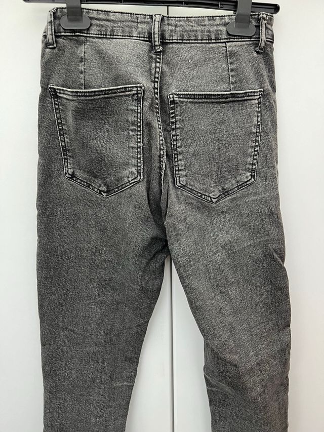 Pantalón vaquero gris