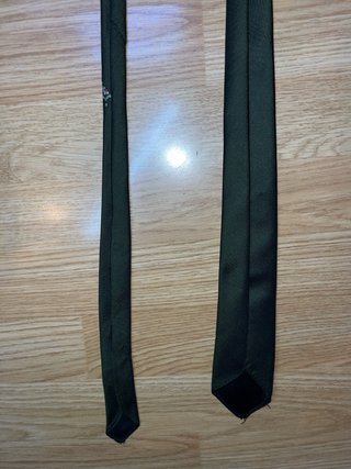 Corbata verde con logo