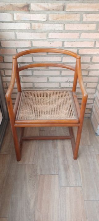 Sillón de madera con reposabrazos