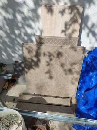 3 baldosas 60*60 y 8 zocalos (recortes)