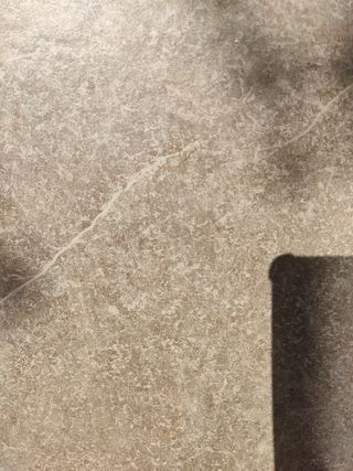 3 baldosas 60*60 y 8 zocalos (recortes)