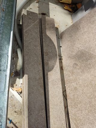 3 baldosas 60*60 y 8 zocalos (recortes)