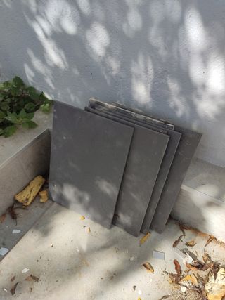 3 baldosas 60*60 y 8 zocalos (recortes)