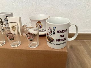 Conjunto de vasos, tazas y mechero. Real Madrid.