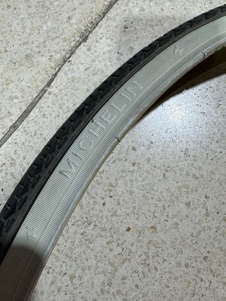 Cubierta neumática blanca/negra 650x35b  FA66