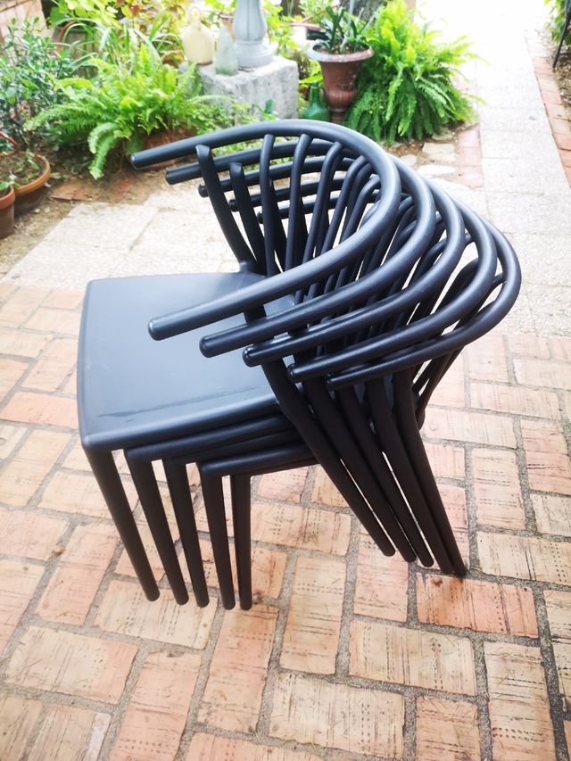 Mesa y Sillas de SKLUM apilables