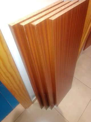 4 baldas de madera.