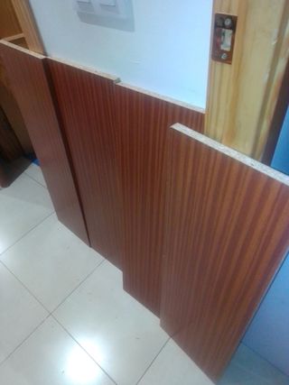 4 baldas de madera.
