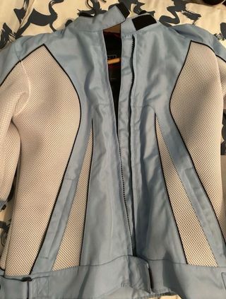 Casco y chaqueta chica