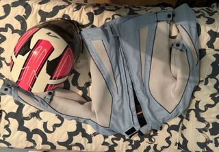 Casco y chaqueta chica