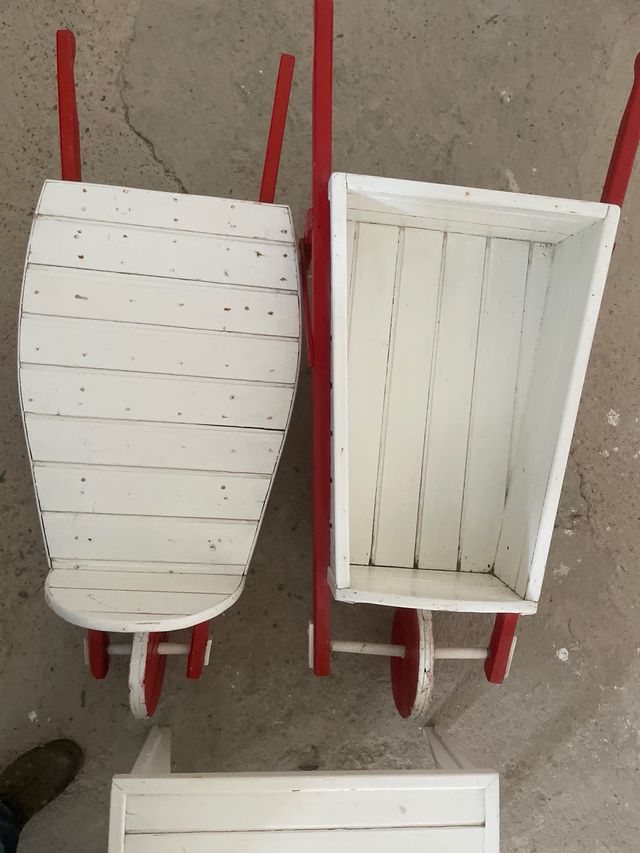 2 carretillas de madera para decoracion