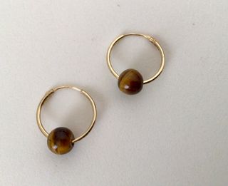 Aros de oro y piedras de ojo de tigre