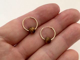 Aros de oro y piedras de ojo de tigre