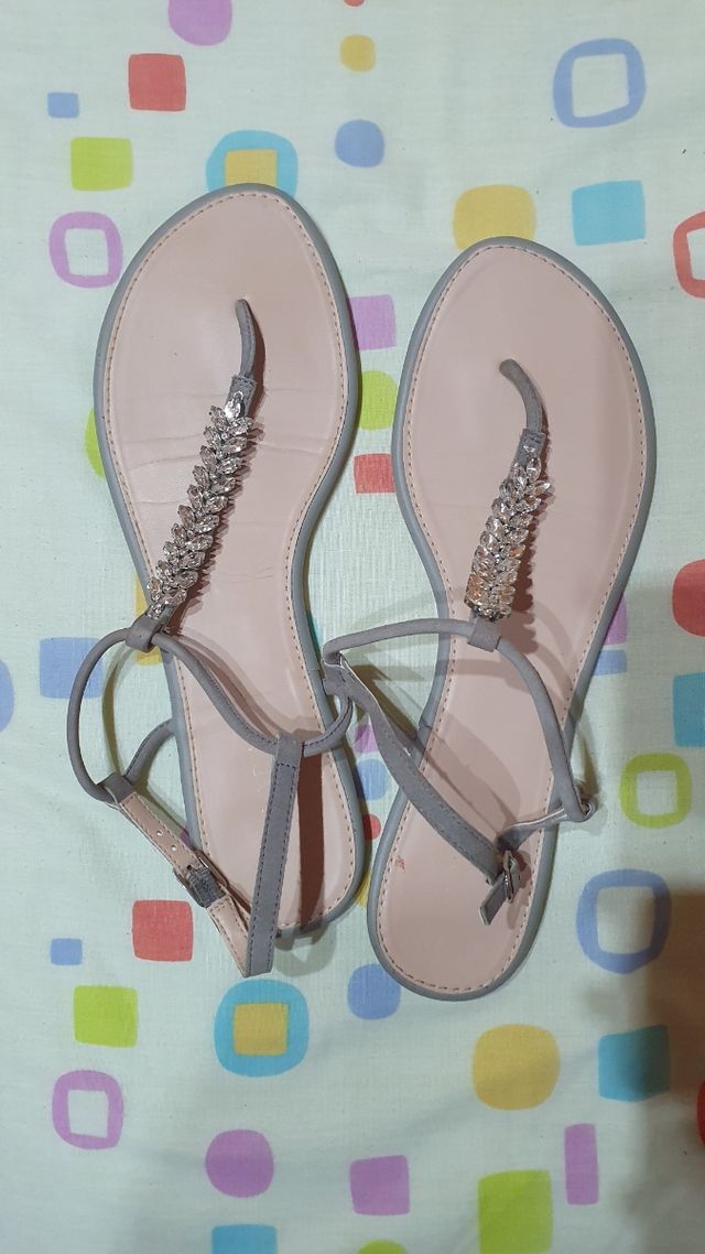 SANDALIA PLANA DE PEDRERÍA