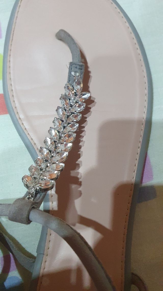 SANDALIA PLANA DE PEDRERÍA