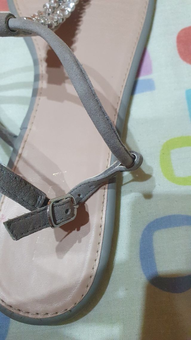 SANDALIA PLANA DE PEDRERÍA