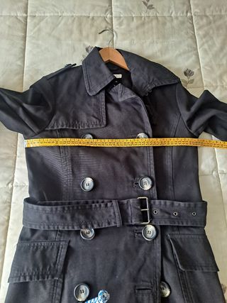 Gabardina de ZARA. Negra Talla M