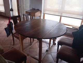 Mesa antigua de nogal
