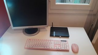 PC Asus con monitor Samsung con teclado y mouse.