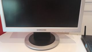 PC Asus con monitor Samsung con teclado y mouse.