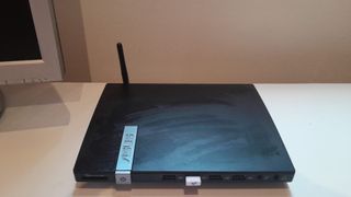 PC Asus con monitor Samsung con teclado y mouse.