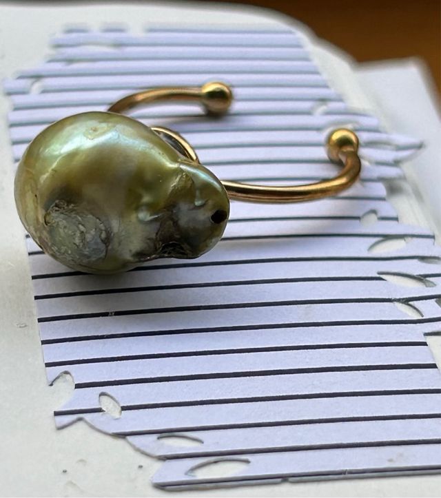 Anillo acero y perla verde claro barroca