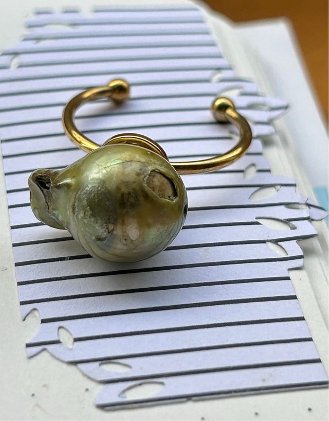 Anillo acero y perla verde claro barroca