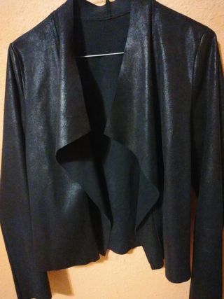 Chaqueta negra tipo bolero