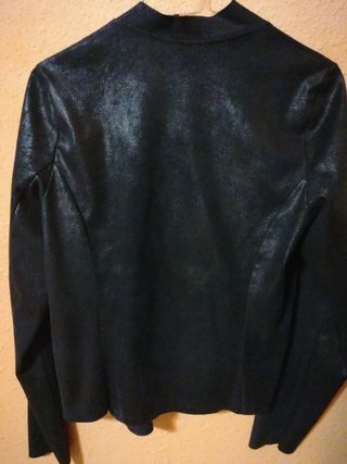 Chaqueta negra tipo bolero