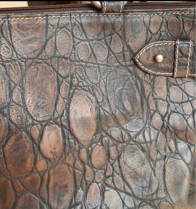 Bolso marron piel grabado