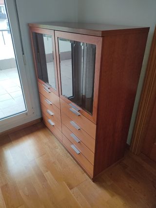 Vitrina madera acristalada.