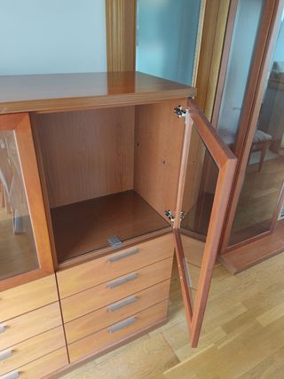 Vitrina madera acristalada.
