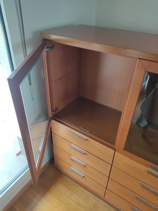 Vitrina madera acristalada.