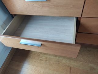 Vitrina madera acristalada.