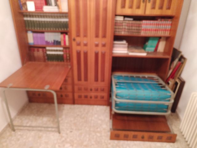 Mueble antiguo de madera maciza.