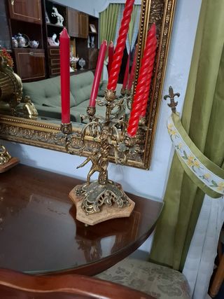 Espejo  candelabros reloj y mesa