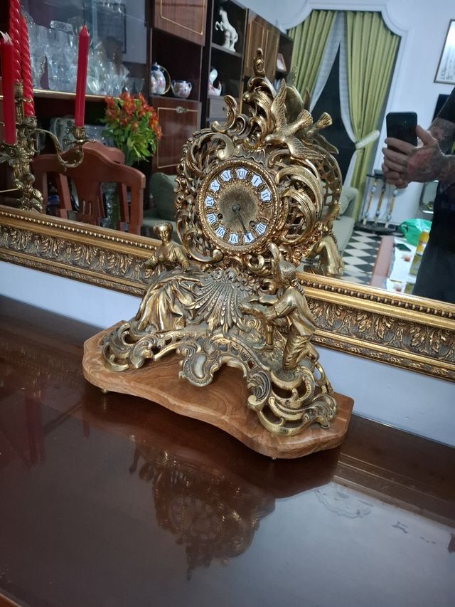 Espejo  candelabros reloj y mesa