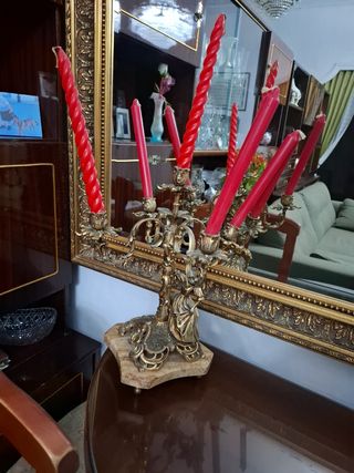 Espejo  candelabros reloj y mesa