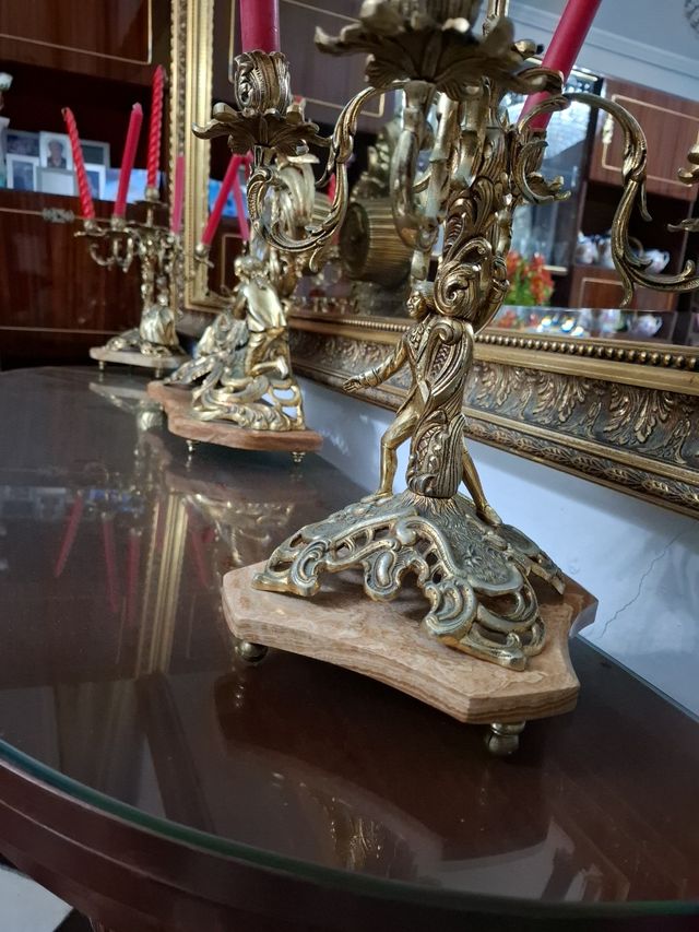 Espejo  candelabros reloj y mesa