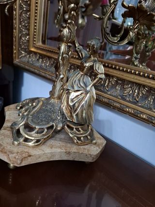 Espejo  candelabros reloj y mesa
