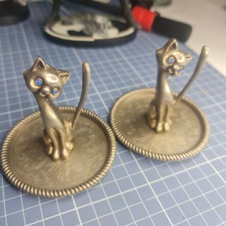 2 gatos metal pllateado