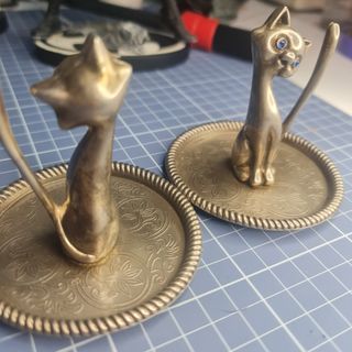 2 gatos metal pllateado