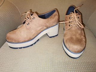 Zapatos de ante con tacón 