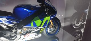 Yamaha YZR-R1 Valentino Rossi 1/4